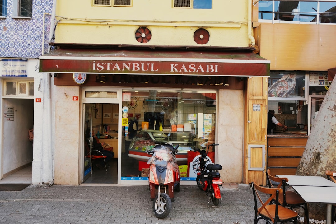 İstanbul’un Gizli Lezzet Durakları: Sokak Yemekleri Rotası ve Tat Deneyimleri