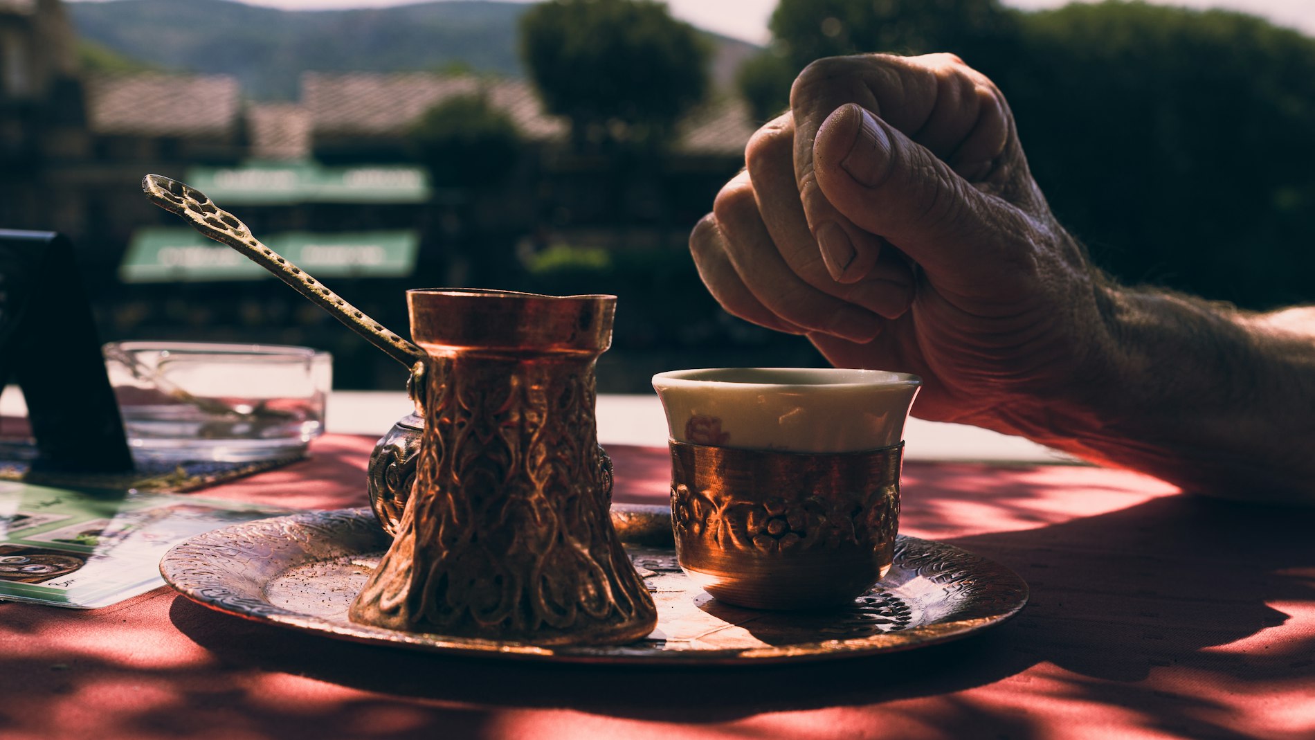 Türk Kültüründe Kahvenin Tarihsel Yolculuğu ve Modern Yansımaları